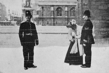 Mlle Billington trouvant sa carte, d